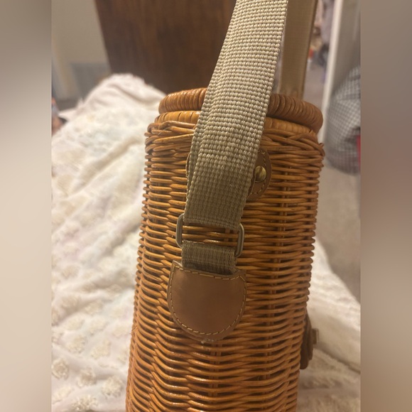 Vintage Insulated Wine Picnic Basket with Wine Journal and other Accessories - Picture 8 of 13